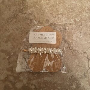NEW WITH TAGS: Vici Pearl Hair Pin